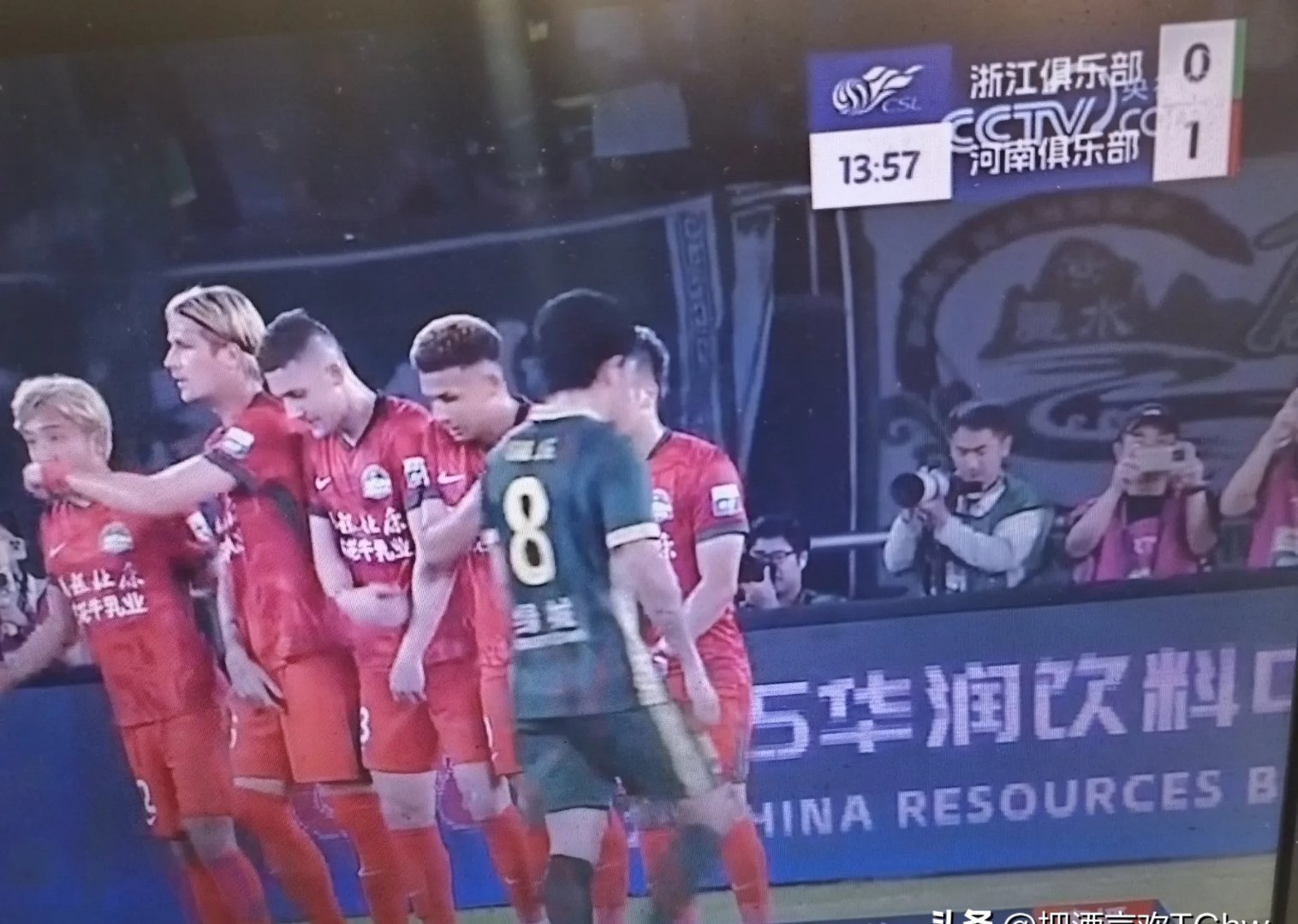 霸气！国足再现1大规模冲突：对方多次挑衅，王钰栋罕见发飙！(黎以冲突最新消息)